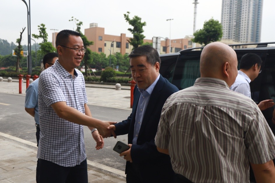 鄭大五附院院長鄭鵬遠(yuǎn)一行到我院參觀