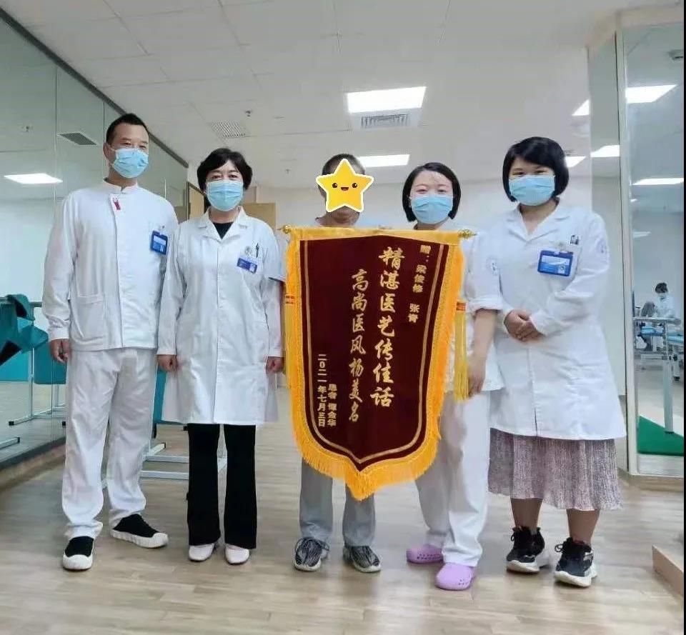感恩｜濃濃感恩情，錦旗贈(zèng)白衣