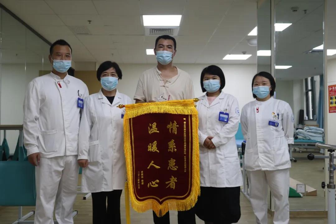 精湛醫(yī)術(shù) | 患者感恩送錦旗，醫(yī)患情誼暖人心